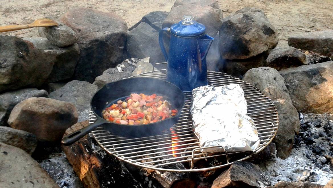 10 bonnes recettes de camping pour les feux de camp et les fours hollandais