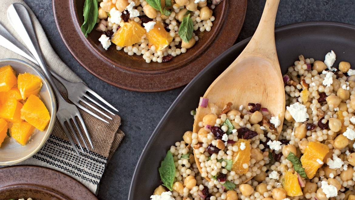 Salade de couscous aux pois chiches, feta, canneberges