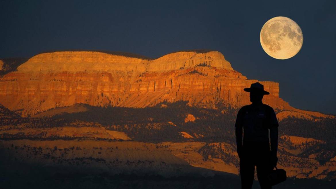 Pourquoi la lune est-elle si basse (ou si haute)?
